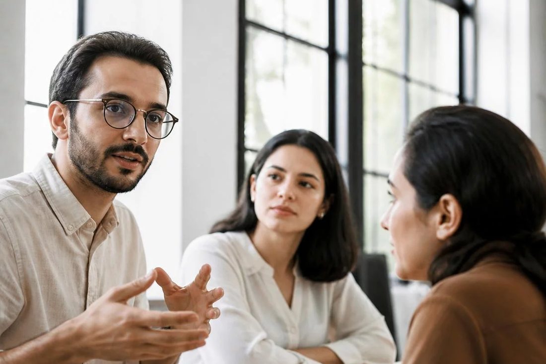 Participante falando em pé enquanto o restante da turma acompanha sentado